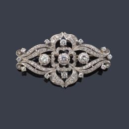 Lote 2279<br>Broche calado con diamantes talla brillante y 8/8 de aprox. 2,60 ct en total. Años '60.