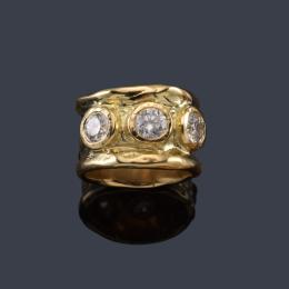 Lote 2287: Anillo con tres brillantes de aprox. 1,56 ct engastados en chatón en montura de oro amarillo de 18K.