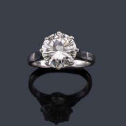 Lote 2304: Solitario con brillante de aprox. 3,15 ct en montura de oro blanco de 18K.