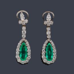 Lote 2309: Pendientes largos con pareja de esmeraldas talla perilla de aprox. 2,30 ct y 2,24 ct respectivamente y diamantes talla marquís y brillante de aprox. 3,30 ct en total.