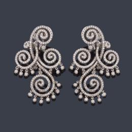 Lote 2310<br>Pendientes largos con diseño de roleos con brillantes de aprox. 13,04 ct en total con diamantes colgantes.