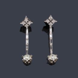 Lote 2313: Pendientes largos con diamantes talla baguette y brillantes de aprox. 2,75 ct en total en montura de oro blanco de 18K.