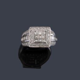 Lote 2314<br>Anillo con diamantes talla princesa, brillantes y baguettes de aprox. 2,40 ct en total.