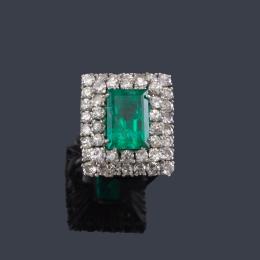 Lote 2315<br>Anillo con esmeralda Colombiana de aprox. 5,50 ct y doble orla de brillantes de aprox. 3,00 ct en total.