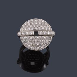 Lote 2318: CARTIER<br>Anillo de la colección 'Himalia' con diseño circular en pavé de brillantes en montura de oro blanco de 18K. Con estuche.