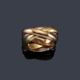 Lote 2322: CARTIER<br>Anillo de la colección 'Trinity' en oro tricolor de 18K.