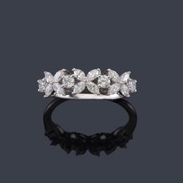 Lote 2330: Anillo con frente floral con diamantes talla marquís y brillante de aprox. 0,80 ct en total.