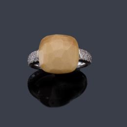 Lote 2358<br>POMELLATO<br>Anillo de la colección 'nudo' con centro de calcedonia facetada en montura de oro blanco de 18K.