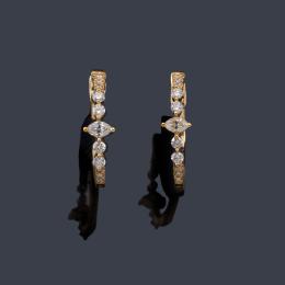 Lote 2365<br>Criollas con diamantes talla brillante y marquís de aprox. 0,24 ct en total.