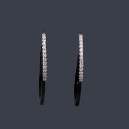 Lote 2366: Pareja de pendientes 'ear cuff' con banda de brillantes de aprox. 0,11 ct en total.