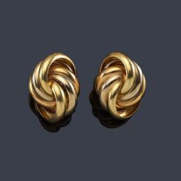 Lote 2397: Pendientes con diseño gallonado con doble nudo en montura de oro amarillo de 18K.