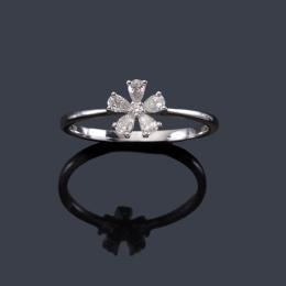 Lote 2409<br>Anillo con motivo floral con diamantes talla perilla y brillante de aprox. 0,25 ct en total.