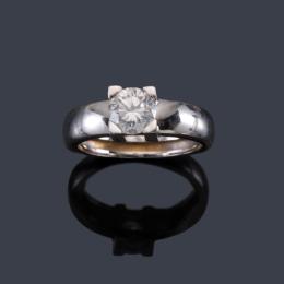 Lote 2425<br>Solitario con brillante de aprox. 0,95 ct en montura de oro blanco de 18K.