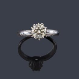 Lote 2427<br>Solitario con brillante de aprox. 1,25 ct en montura de oro blanco de 18K.