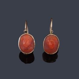 Lote 2437: Pendientes largos con camafeos de coral en montura de oro amarillo de 18K. Ppios S. XX.