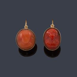 Lote 2438: Pendientes largos con camafeos de coral en montura de oro amarillo de 18K. Ppios S. XX.