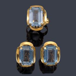 Lote 2452: Pendientes y anillo con espinela azul sintética en montura de oro amarillo de 18K.