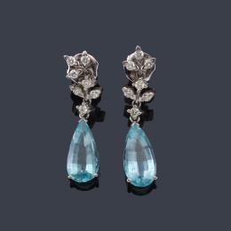 Lote 2461: Pendientes largos con vidrios azules y brillantes en montura de oro blanco de 18K.