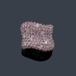 Lote 2464: SUAREZ<br>Anillo con diseño ondulado con pavé de amatistas y salpicado de brillantes.