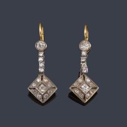 Lote 2466: Pendientes largos con diamantes talla antigua y sencilla de aprox. 1,30 ct en total. Años '30.