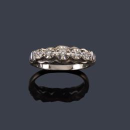 Lote 2467<br>Cintillo con diamantes talla brillante y 8/8 en montura de oro amarillo de 18K y platino.