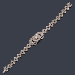 Lote 2474: Pulsera con diamantes talla antigua y rosa de aprox. 1,00 ct en montura de oro blanco de 18K.