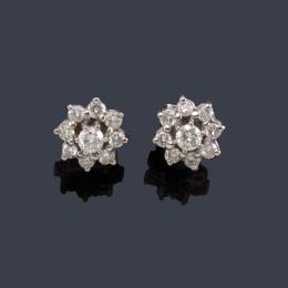 Lote 2476: Pendientes cortos rosetón con brillantes de aprox. 1,00 ct en total.