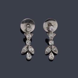 Lote 2477: Pendientes largos con diseño vegetal con brillantes de aprox. 1,20 ct en total.