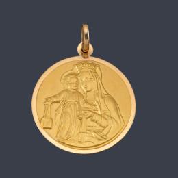 Lote 2478: Medalla devocional con La Imagen de La Virgen del Carmen en oro amarillo de 18K.