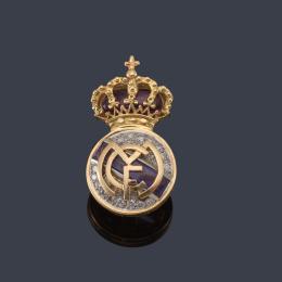 Lote 2479<br>Pin insignia del Real Madrid Club de Fútbol con brillantes, esmalte en oro amarillo de 18K.