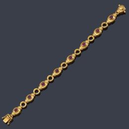 Lote 2482: Pulsera con ocho rubíes talla cabujón de aprox. 3,32 ct en total en montura de oro amarillo de 18K.