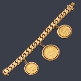 Lote 2486: Pulsera con eslabones barbados en oro amarillo de 18K con tres monedas de oro de 22 K.