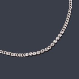 Lote 2500<br>Collar con motivos de medias lunas en disminución con brillantes de aprox. 1,70 ct en total.