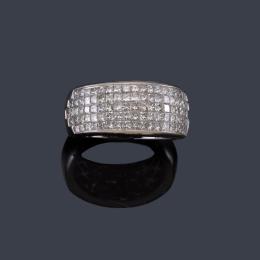 Lote 2502: Anillo con frente cuajado de diamantes talla princesa en montura de oro blanco de 18K.