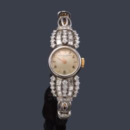 Lote 2576<br>VACHERON & CONSTANTIN de señora con caja y brazalete en oro blanco de 18 K con diamantes.