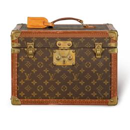 Lote 2647: LOUIS VUITTON<br>Neceser rígido en piel y lona monogram con asa en piel color natural y herrajes en metal. Circa 1970.