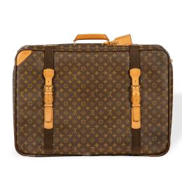 Lote 2648: LOUIS VUITTON, Paris<br>Maleta semirrígida en lona Canvas Monogram y piel marrón.