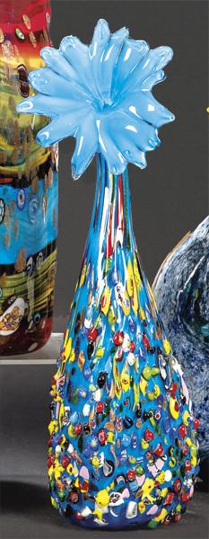 Lote 1016<br>Jarrón de cristal de Murano con la boca en forma de flor.<br>Con fondo azul y decoración de molti fiori en relieve. Firmado en la base a la rueda.