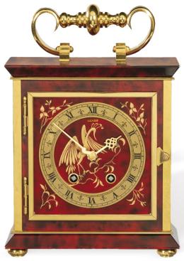 Lote 1052<br>Reloj de sobremesa Luxor con caja de madera y bronce. Esfera redonda con números romanos decorada con un ave y motivos florales. Asa superior en bronce.S. XX
