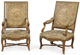 Lote 1070<br>Pareja de sillas con brazos estilo Regencia en madera de nogal tallado, con respaldo y asiento tapizados con telas Aubusson.Francia, finales S. XIX