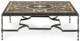 Lote 1085: Mesa baja de piedras duras (pietra dura) siguiendo modelos romanos o florentinos del S. XVII, con decoración de tornapuntas y rocallas con diferentes muestras de piedras.<br>Patas de hierro forjado de época posterior<br>Italia, S. XX