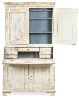 Lote 1094: Bureau cabinet gustaviano en madera pintada en blanco al exterior y azul en el interior. Con dos puertas abatibles en la parte superior, sobre un buró que al abrirse revela una serie de cajones. Suecia, principios S. XIX