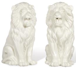 Lote 1103: Pareja de leones en cerámica esmaltada en blanco de Bassano. Con marca en azul cobalto. Uno de ellos con un colmillo restaurado.<br>Italia, S. XX