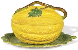 Lote 1104: Sopera en forma de calabaza sobre fuente en forma de hoja en cerámica pintada y esmaltada de Artepiu ceramica d'este. Con marca en la base.<br>Italia, S. XX