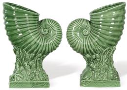 Lote 1105: Pareja de floreros en forma de nautilus sobre coral en cerámica esmaltada en verde.<br>Italia, S. XX