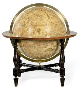 Lote 1113: Globo celeste Cary´s firmado y fechado el 1 de enero de 1816.<br>Grabado y coloreado en papel sobre globo de estucho y papier máché con arco meridiano en latón con base de madera con círculo zodiacal y del horizonte y patas torneadas.