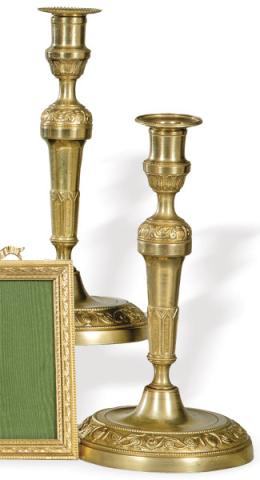 Lote 1128: Pareja de candeleros Carlos X de bronce dorado, Francia h. 1824-30.