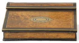 Lote 1129: Caja escritorio Napoleon III de madera de raíz de Tuya, con marquetería de maderas frutales, latón y nácar, Francia mediados S. XIX
