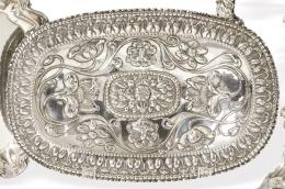 Lote 1179: Bandeja oval de plata española punzonada LAC/NZ S. XIX.