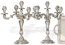 Lote 1199: Pareja de candelabros de plata española punzonada 1ª Ley de Orfebrería Rizomera con marca comercial de J. Pérez Fernández.